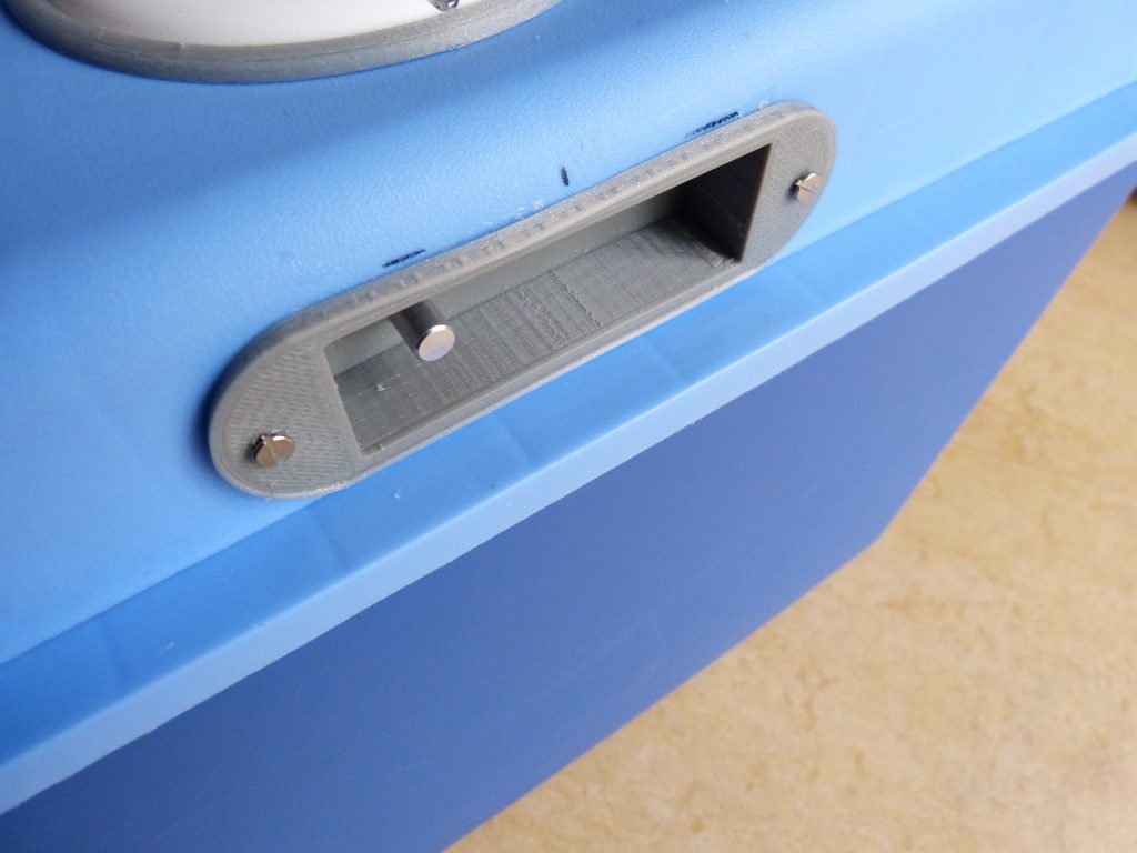 The new console fastened to the cooler with two machine screws. The two parts are hard to distinguish because the have the same grey color.